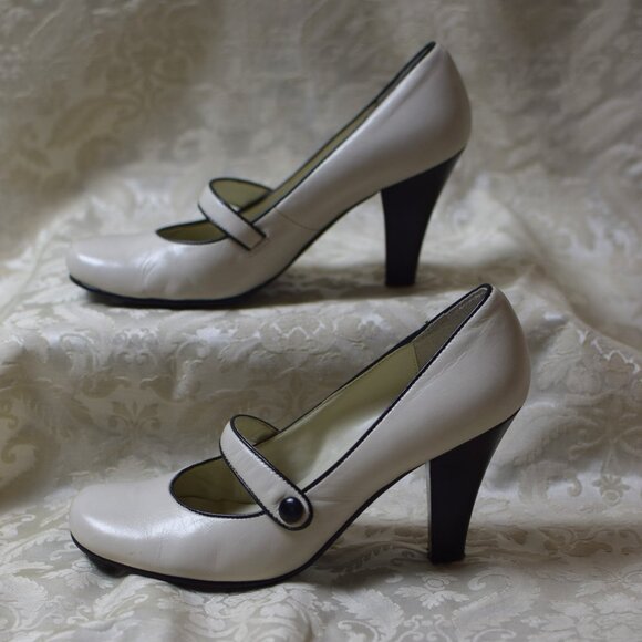 White Vianni Collection Mary-Janes - size 6.5 - Picture 3 of 9